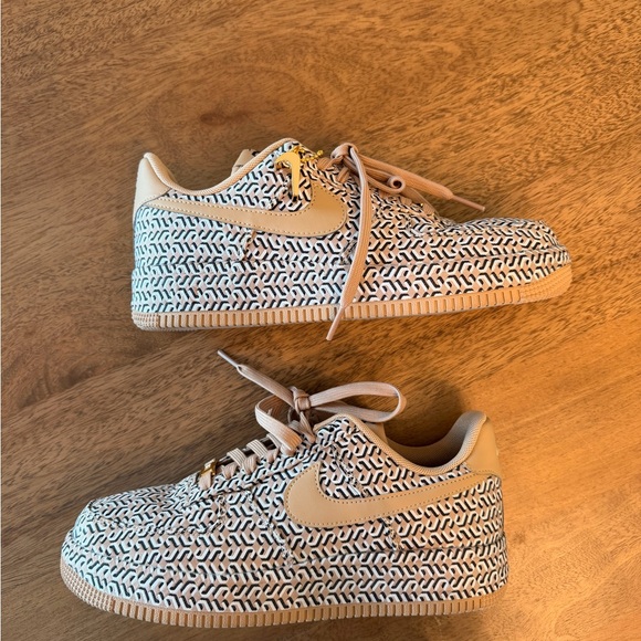 Nike Geometric Tan Sneakers- never worn - Picture 4 of 5